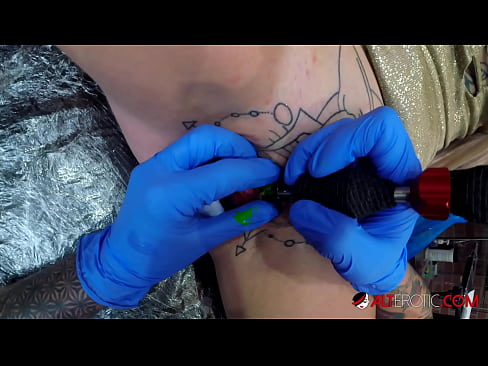 ❤️ Keçika pir tattookirî Sully Savage tattooek li ser klîtorê xwe kir. ❤❌ Sluts li ku.filmepornonline.ru ❤
